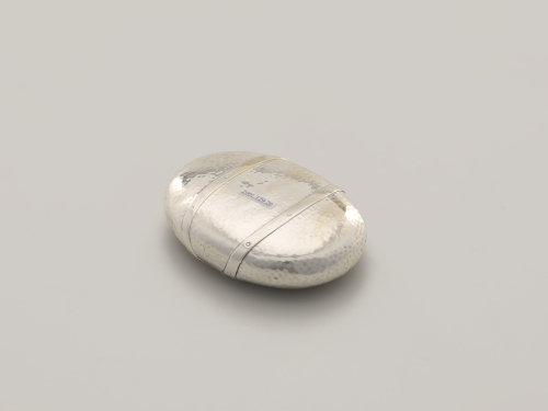 Deakin%20%26%20Francis%2C%20%3Cb%3E%3Ci%3E%20Snuff%20Box%3C%2Fi%3E%3C%2Fb%3E%2C%201903%2C%20sterling%20silver%2C%20The%20Margo%20Grant%20Walsh%2020th%20Century%20Silver%20and%20Metalworks%20Collection%2C%20public%20domain%2C%202001.129.20